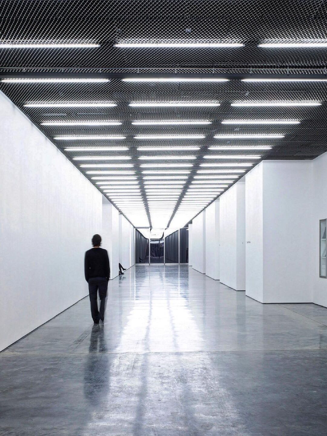 White Cube Bermondsey / Casper Mueller Kneer Architects - Lighting on a mesh ceiling contrasting against a concrete polished floor and white walls